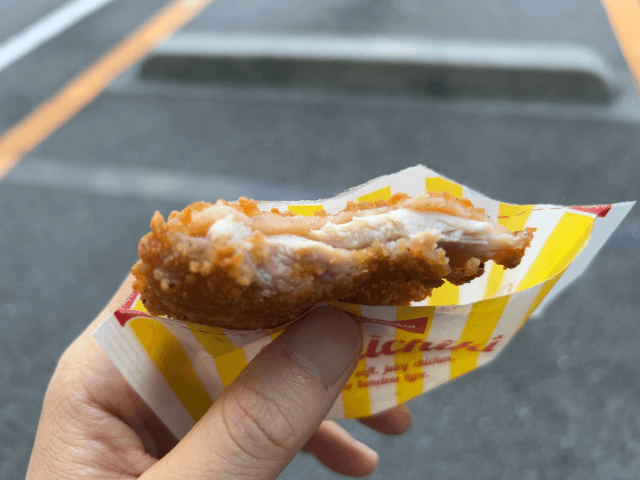 ファミチキを食べている途中の写真
