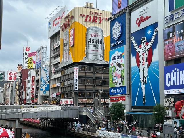 道頓堀えびす橋とグリコの看板の写真